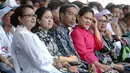 Presiden Jokowi didampingi Ibu Negara Iriana Widodo (kedua kanan), Menko PMK Puan Maharani (kedua kiri) dan Menteri Yohana Yembise menghadiri acara puncak Peringatan Hari Anak Nasional di Istana Bogor, Selasa (11/8/2015). (Liputan6.com/Faizal Fanani)