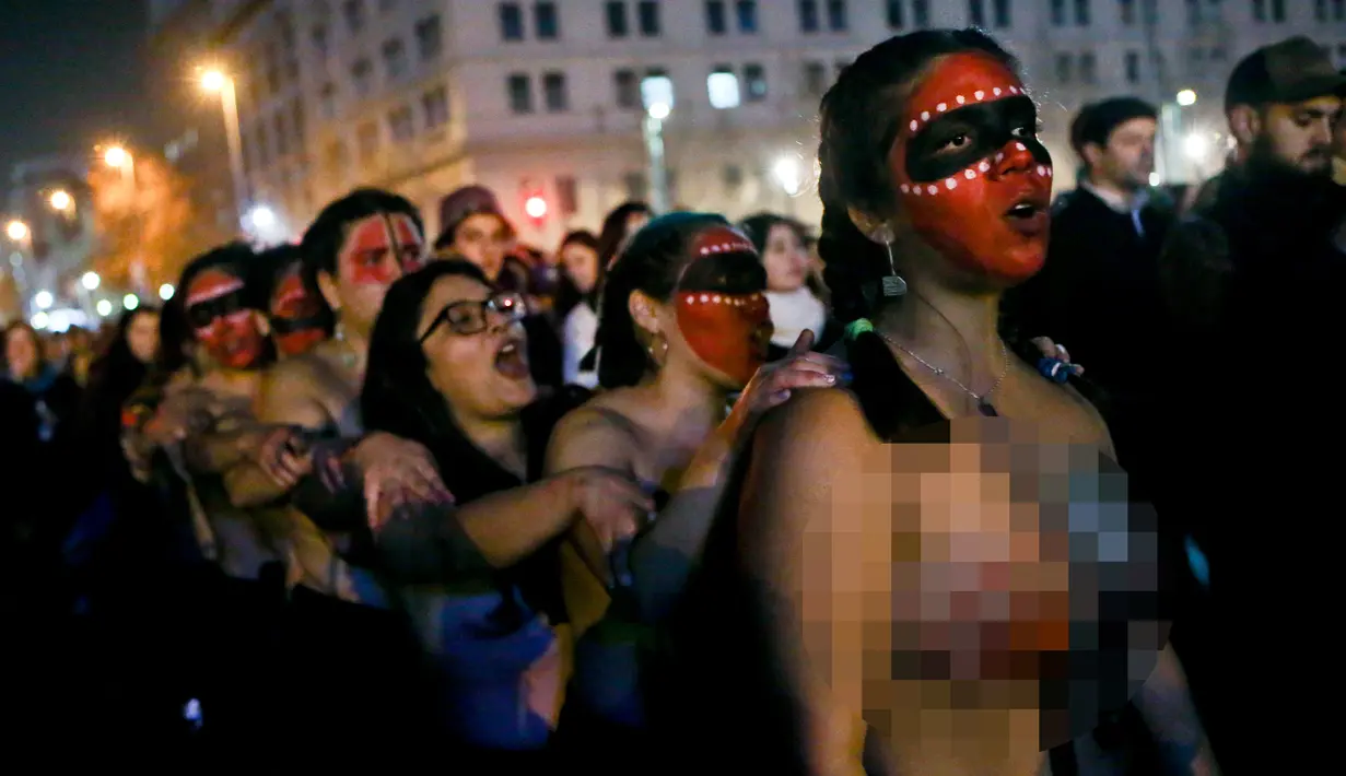 Sejumlah perempuan bertelanjang dada mengelar aksi mendukung sebuah undang-undang legalisasi aborsi yang didukung oleh Presiden Chile Michelle Bachelet, di Santiago, Chile, (25/7). (AP Photo/Esteban Felix)