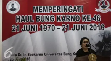 Rachmawati Soekarnoputri memberikan paparan dalam memperingati Haul Bung Karno ke-46 di Jakarta, Senin (20/6). Dengan Haul tersebut diharapkan Bangsa Indonesia bisa menggali warisan pemikirannya. (Liputan6.com/Faizal Fanani)