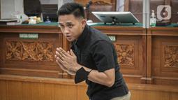 Terdakwa kasus pembunuhan berencana Brigadir Yosua Hutabarat, Richard Eliezer alias Bharada E memberi salam sebelum menjalani sidang tuntutan di Pengadilan Negeri Jakarta Selatan, Jakarta, Rabu (25/1/2023). Sebelumnya, jaksa menuntut Richard Eliezer atau Bharada E dengan hukuman 12 tahun penjara. (Liputan6.com/Faizal Fanani)