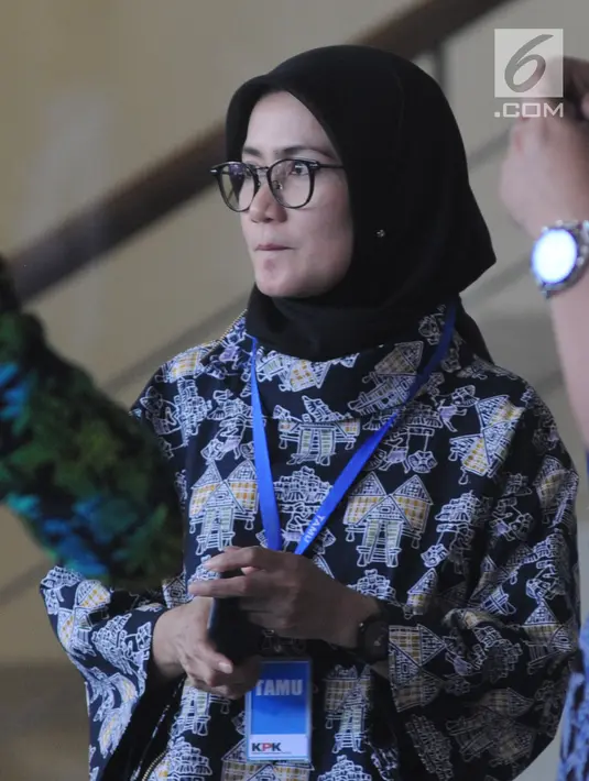 Bupati Lebak Iti Octavia Jayabaya saat mendatangi Gedung KPK di Jakarta, Kamis (15/11). Kedatangan Itu untuk bertemu dengan Pimpinan KPK. (Merdeka.com/Dwi Narwoko)