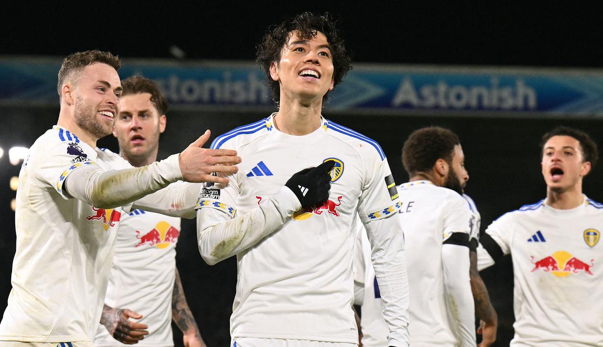 Pemain Leeds United, Ao Tanaka melakukan selebrasi bersama rekan-rekannya dalam laga lanjutan Liga Inggris 2025/2026 melawan Chelsea di Elland Road, Leeds, Inggris, Rabu (03/12/2025). (AFP/Oli Scarff)