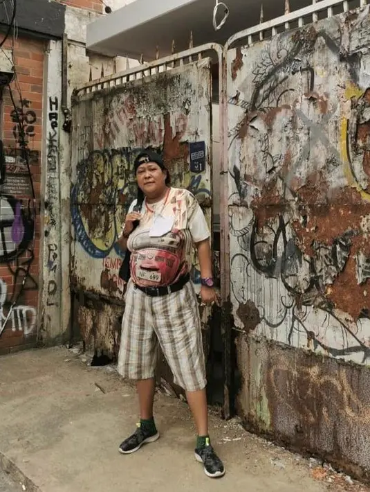 <p>Begini gaya keren Suti Karno memadukan kaos bermotif dan celana pendek bermotif stripped. Penampilannya disempurnakan dengan sepatu sneakers dan topi. (Instagram/sutykarno).</p>