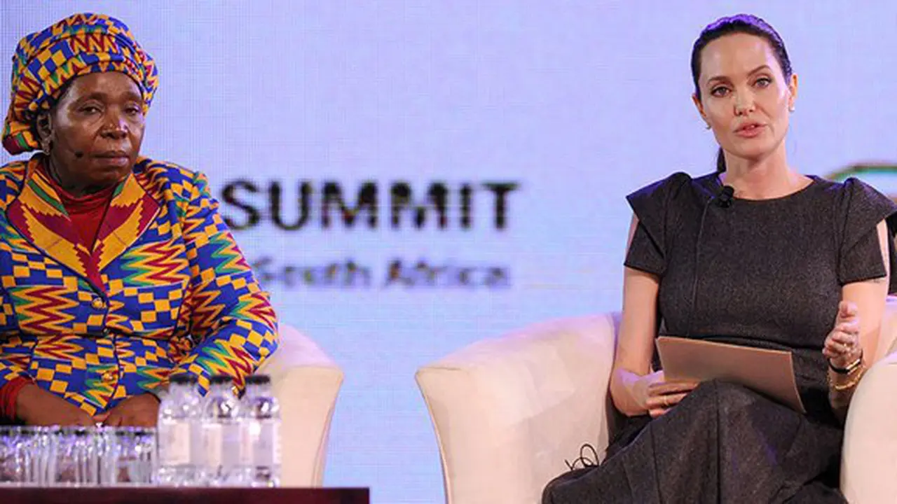 Angelina Jolie berpidato dalam pertemuan African Union's | copyright People.com