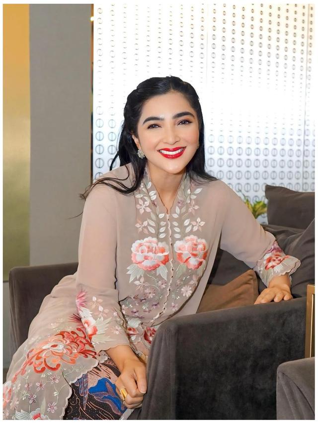 6 Potret Outfit Kebaya Ashanty di Kondangan Teman Kuliah, Inspirasi Gaya Elegan