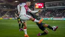 Bek Paris Saint-Germain (PSG) Juan Bernat mencoba untuk memblokir tembakan dari bek AS Monaco Ruben Aguilar dalam laga Ligue 1 2022/2023 pekan ke-23 di Stade Louis II, Sabtu (11/2/2023) malam WIB. Kekalahan ini tak menggoyahkan posisi PSG di puncak klasemen sementara Liga Prancis dengan 54 poin. (AP Photo/Daniel Cole)