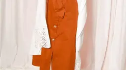 Tampil dengan gaya yang lebih feminim, wanita kelahiran 24 September 1992 ini mengenakan overall berwarna coklat bata yang dipadukan dengan cardigan putih. (Liputan6.com/IG/@sheiladaisha)
