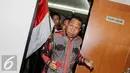 Sebuah bendera merah putih dibawa Jannes Johan Karubaba saat akan menjalani sidang perdana, Jakarta, Senin (13/7/2015). Karubaba diduga melakukan korupsi pengadaan "Detailing Engineering Design" di Sungai Mamberamo dan Urumka. (Liputan6.com/Helmi Afandi)