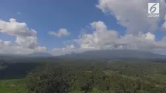 Pos pemantau Gunung Agung kini dikunjungi warga untuk berswafoto. Peningkatan status Gunung Agung, tidak menyurutkan hasrat berfoto mereka.