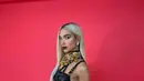 Dua Lipa dalam gaun Versace (Instagram @dualipa)