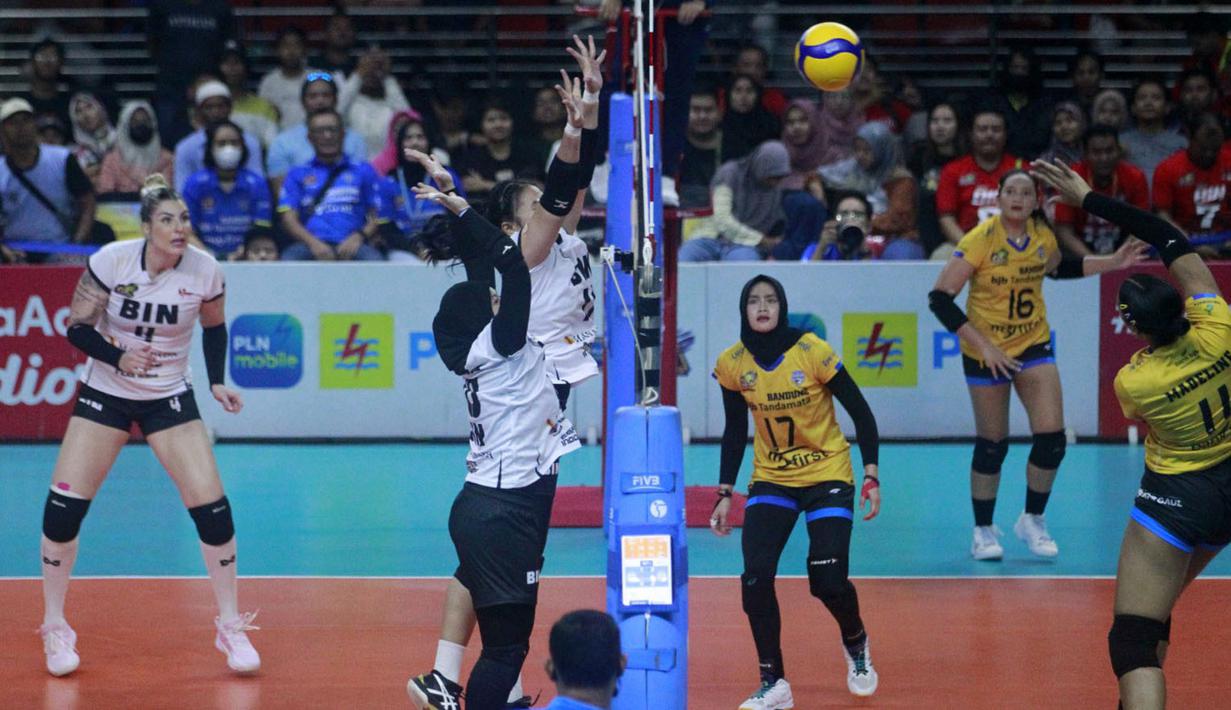 Pemain Bandung Bjb Tandamata, Madeline Jazmin Guillen Paredes (kanan) melakukan spike ke arah pemain Jakarta BIN pada laga Final Four PLN Mobile Proliga 2023 yang berlangsung di GOR Jatidiri, Semarang, Jawa Tengah, Sabtu (04/03/2023) malam WIB. Jakarta BIN menang tiga set langsung dengan skor 30-28, 26-24, dan 25-15. (Dok. Proliga 2023)