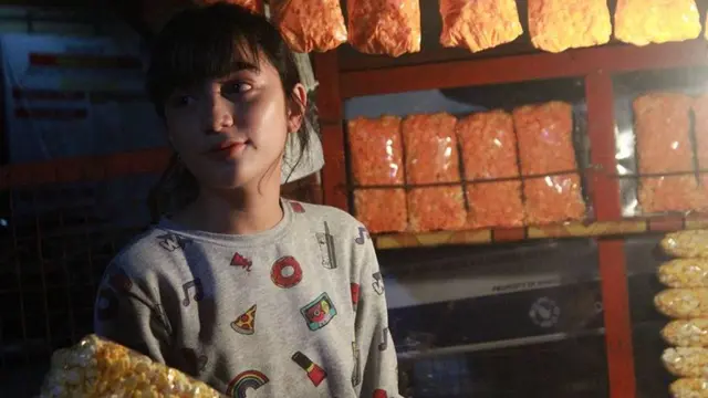 [Bintang] Jualan Popcorn, Gadis Cantik Ini Hebohkan Dunia Maya