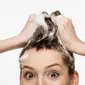Ilustrasi membersihkan rambut atau keramas/Shutterstock-LightField Studios.