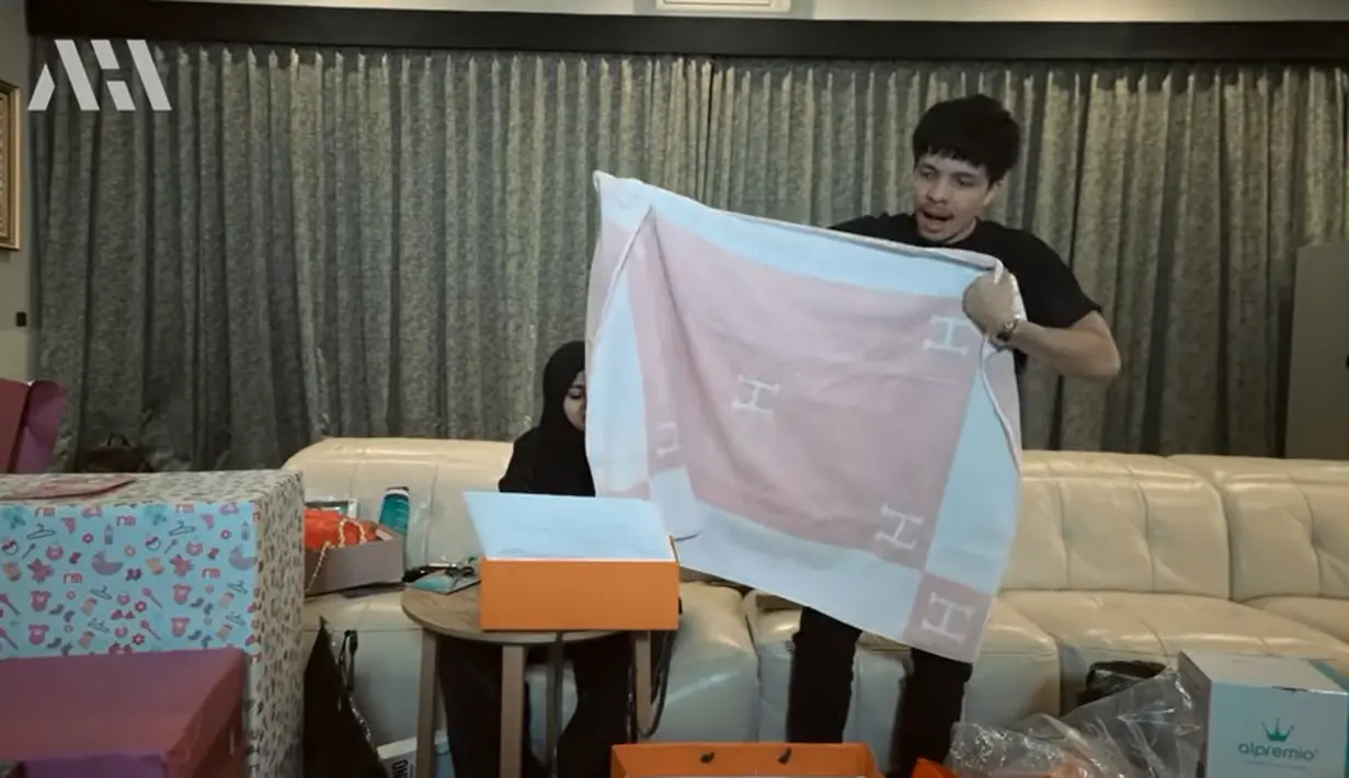 Aurel Hermansyah dan Atta Halilintar buka kado (Youtube/AH)