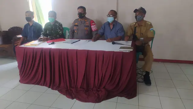 Panitia Pemilihan Kepala Desa (PPKD) Desa Mekarsari, Kecamatan Bayongobong, Garut, Jawa Barat, bersama panitia pemilihan tingkat kecamatan, setelah memberikan penjelasan.