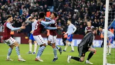 Manchester United gagal memetik poin penuh kala bertandang ke markas Aston Villa pada laga pekan ke-22 Premier League 2021-22 di Villa Park, Minggu (16/1/2022). (AFP/ Lindsey Parnaby)