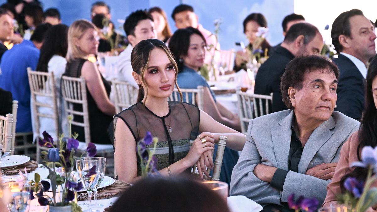 Cantiknya Cinta Laura Hadiri Acara Makan Malam Tory Burch di Singapura