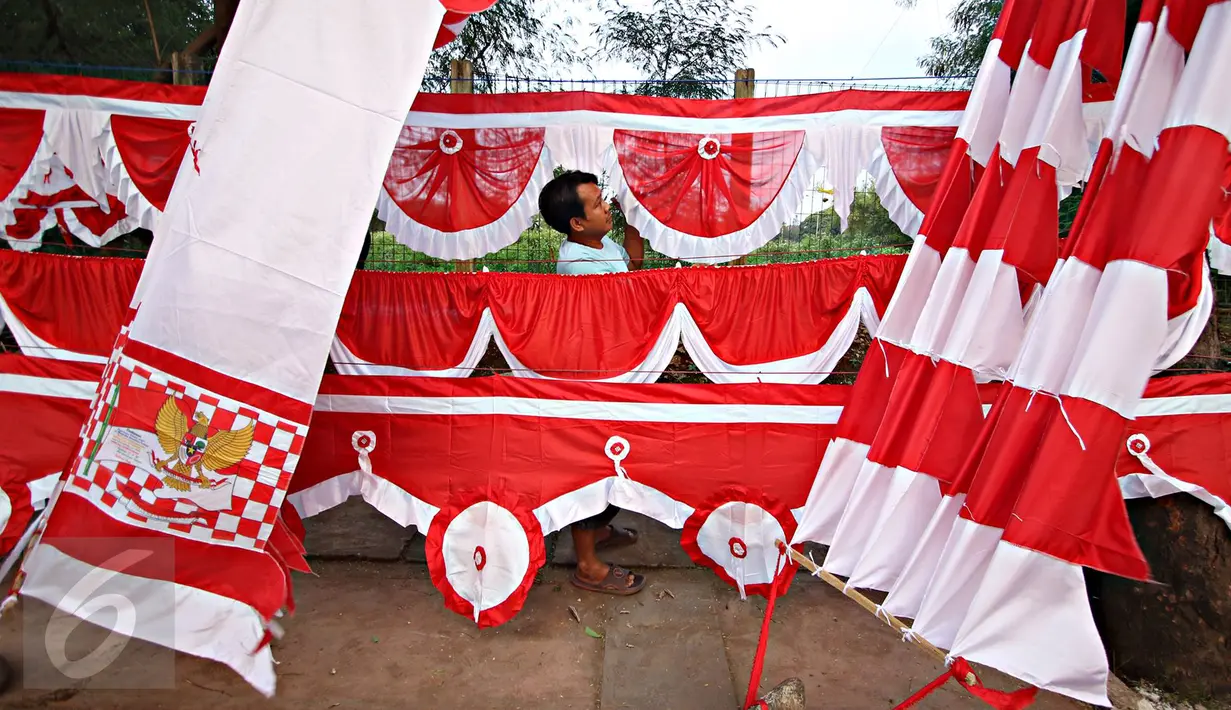 Pedagang menjajakan bendera dan umbul-umbul yang dijual di kawasan Tanjung Barat, Jakarta, Senin (1/8). Bendera dan umbul-umbul tersebut dijual mulai dari Rp.20 ribu hingga Rp.250 ribu, tergantung ukuran. (Liputan6.com/Immanuel Antonius)