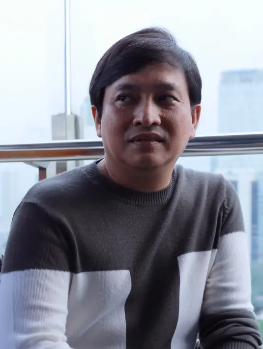 "Saya tidak pernah memaksa untuk jadi penyanyi atau tidak. Sekarang sekolah dulu, paling kalau sudah lulus SMA lah. Tapi ada beberapa teman label menawarkan." ujar Yovie Widianto di kawasan Thamrin, Jakarta Pusat.(Galih W. Satria/Bintang.com)