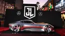 Mobil konsep Mercedes Benz AMG Vision Gran Turismo terlihat di karpet merah saat pemutaran film Justice League di Hollywood, California (13/1). Mobil ini akan digunakan Superhero Batman, Bruce Wayne yang diperankan oleh Ben Affleck. (AFP Photo/Robyn Beck)