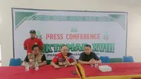 Cak Nanto (tengah) saat menyampaikan keterangan persnya terkait kedatangan Presiden RI Joko Widodo di pembukaan Muktamar XVIII Muhammadiyah di Balikpapan. (Apriyanto/Liputan6.com)
