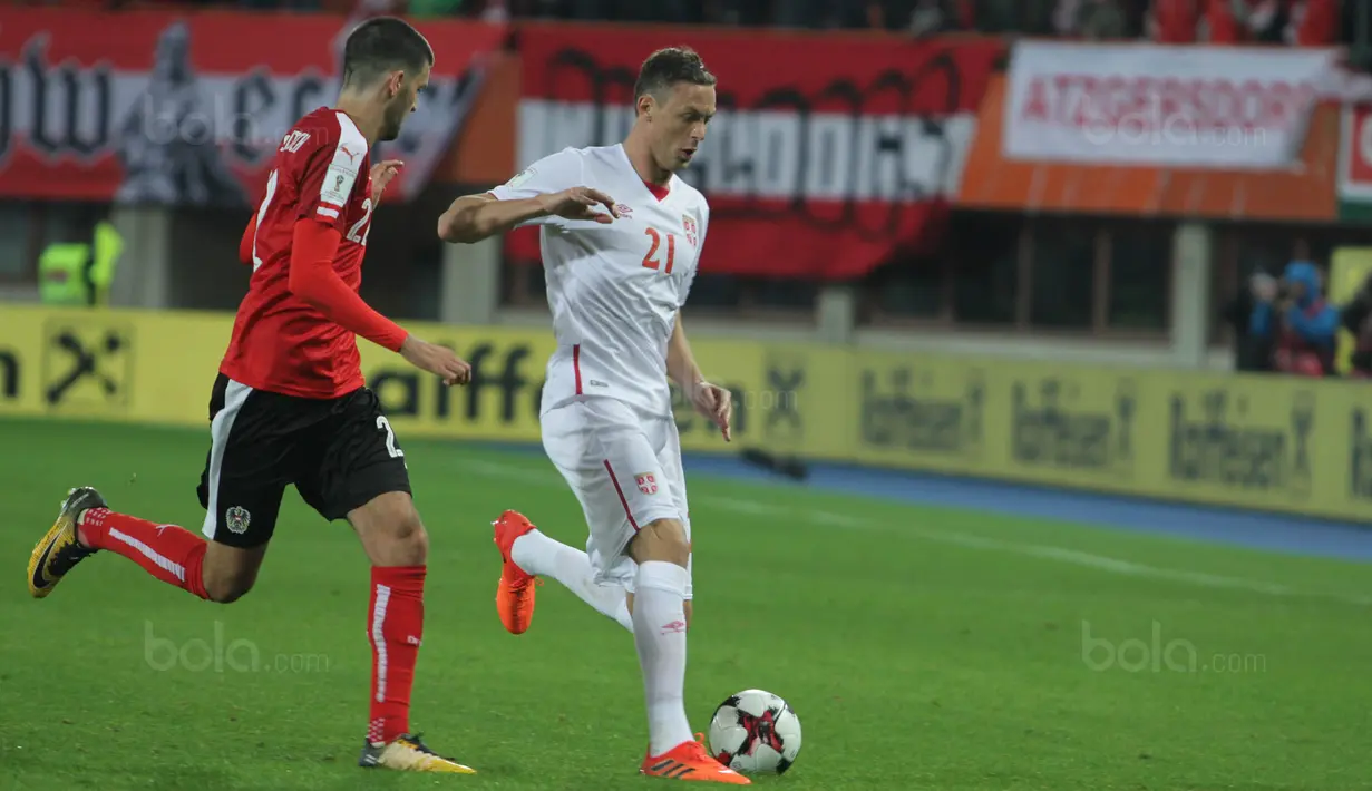 Gelandang Serbia, Nemanja Matic, berusaha melewati gelandang Austria, Florian Grillitsch, pada laga kualifikasi Piala Dunia 2018 di Stadion Ernst Happe, Wina, Jumat (6/10/2017). Austria menang 3-2 atas Serbia. (Bola.com/Reza Khomaini)