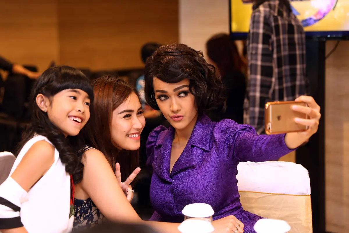 [Bintang] Ayu Ting Ting dan Julia Perez