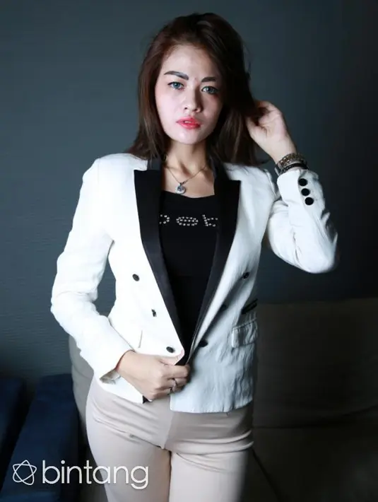 "Nggak benar kalau saya dikatakan terlibat dalam prostitusi artis. Saya justru jadi korban. Saya meminta maaf kepada para penggemar, orang tua, dan publik, yang telah resah dengan munculnya berita itu," kata Hesty. (Deki Prayoga/Bintang.com)