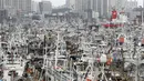 Kapal nelayan berlabuh di pelabuhan saat Topan Hinnamnor bergerak menuju Semenanjung Korea di Pohang, Korea Selatan, Senin (5/9/2022). Topan Hinnamnor, badai global terkuat tahun ini, bertiup melewati Taiwan dan Korea dengan angin kencang dan hujan lebat. (Son Dae-sung/Yonhap via AP)
