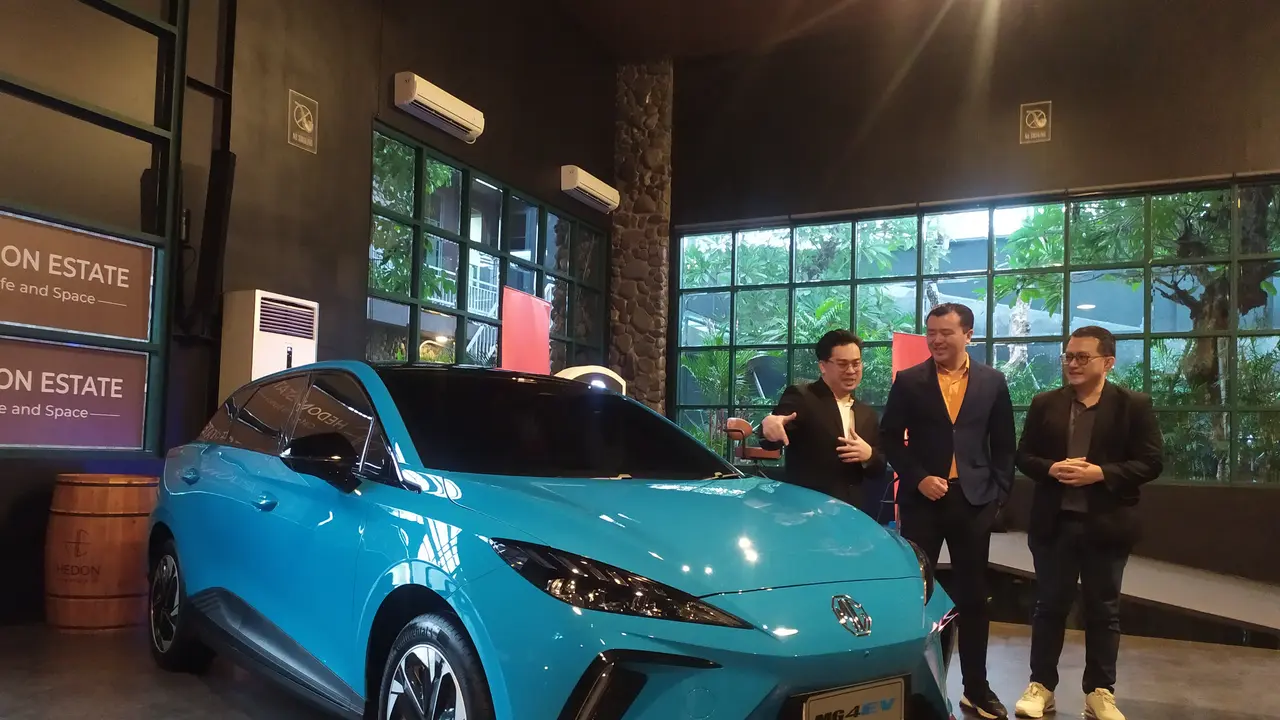 Mobil listrik produksi MG Motors Indonesia mengaspal di Surabaya. (Istimewa)