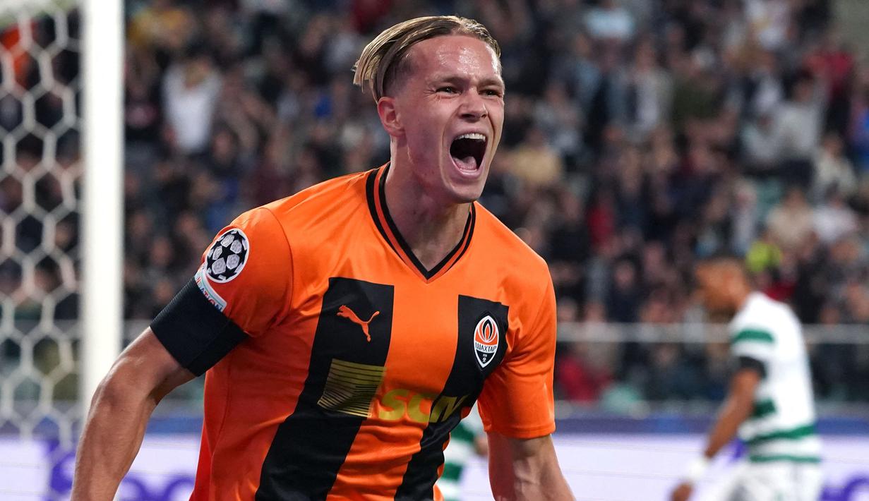 <p>Mykhailo Mudryk tengah menjadi incaran utama Arsenal pada bursa transfer Januari 2023. Ia merupakan pemain sayap Shakhtar Donetsk. Musim ini, Mudryk tampil mengagumkan dengan membuat 10 gol dan 8 assist dari 24 pertandingan bersama klub yang berjuluk Hirnyky itu. Mudryk sendiri sangat tertarik untuk bergabung dengan Arsenal. Namun, tawaran resmi yang dilepas The Gunners masih ditolak oleh kubu Shakhtar Donetsk. (AFP/Janek Skarzynski)</p>
