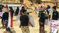 Memperingati Hari Bumi, petani kendeng, Minggu (19/4/2020), ramai-ramai mendatangi lokasi pertambangan batu di Pegunungan Kendeng Utara, Sukolilo, Pati, Jawa Tengah. (Liputan6.com/ Ahmad Adirin)