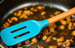 Masak dengan Spatula Berbahan Plastik, Pakar: Bisa Picu Gangguan Kesuburan hingga Kanker. Foto dibuat oleh AI.