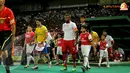 Pemain kedua kesebelasan saat memasuki Stadion Gelora Bung Karno. (Liputan6.com/Helmi Fithriansyah)