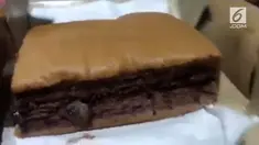 Seorang pelanggan mengeluhkan adanya kontaminasi belatung pada kue varian coklat di salah satu toko kue di mal besar di Jakarta Pusat.