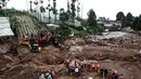 Proses pencarian dilakukan dengan tetap mengutamakan keselamatan, mengingat kondisi tanah di lokasi masih labil. Tampak dalam foto, tim penyelamat mencari korban tanah longsor di Desa Pasirlangu, Kecamatan Cisarua, Kabupaten Bandung Barat, Jawa Barat pada Minggu 25 Januari 2026. (Timur Matahari/AFP)