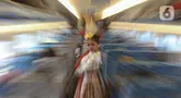 Salah satu penari saat menampilkan tarian di dalam kereta cepat Whoosh dalam perjalanan dari stasiun Halim Jakarta menuju Padalarang Kabupaten Bandung Barat, Sabtu (1/6/2024). (Liputan6.com/Herman Zakharia)