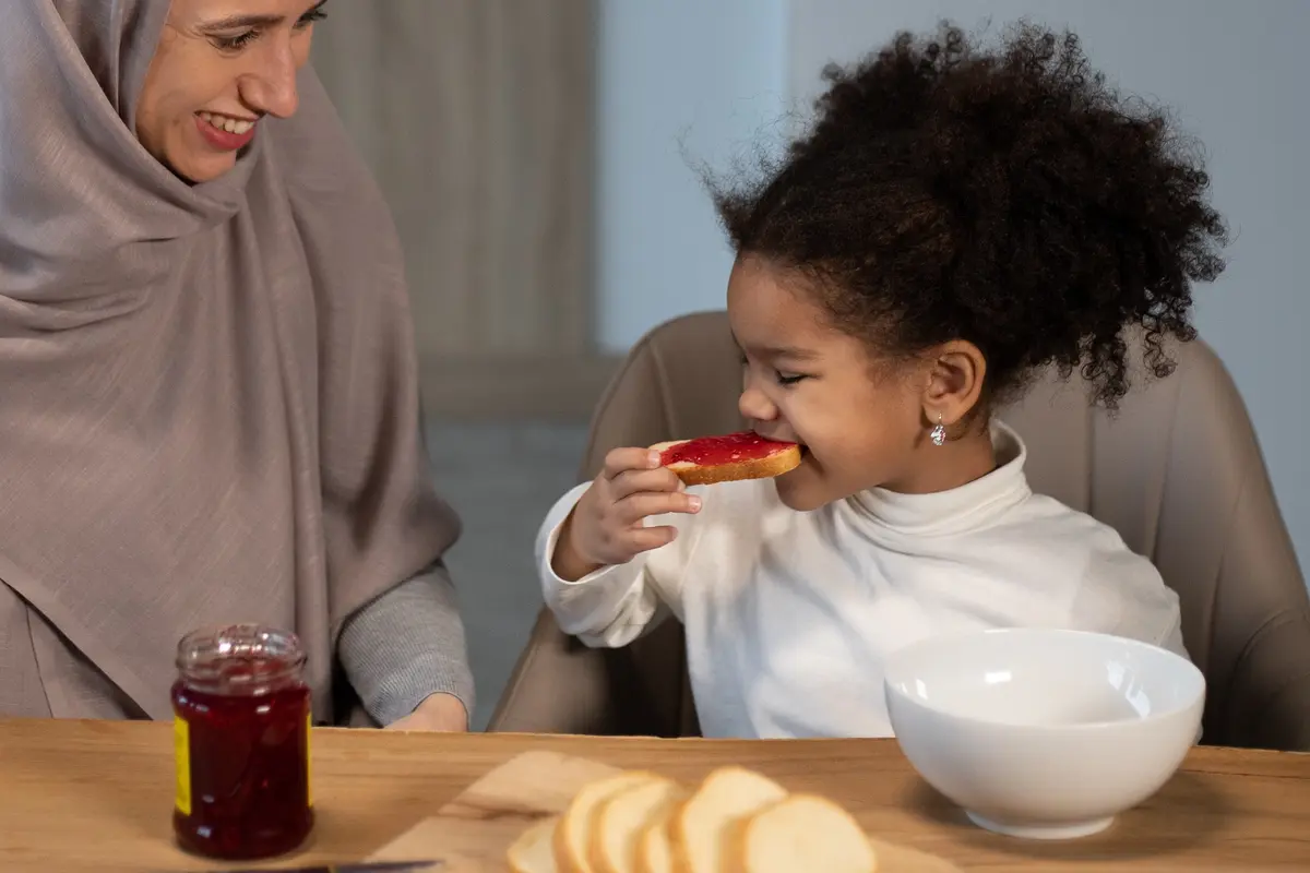 Biasakan anak untuk bangun sahur