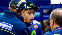 Pebalap Yamaha, Valentino Rossi, menanggapi pembatalan sesi kualifikasi MotoGP Qatar, Sabtu (25/3/2017), dengan perasaan campur aduk. (EPA/NOUSHAD THEKKAYIL)