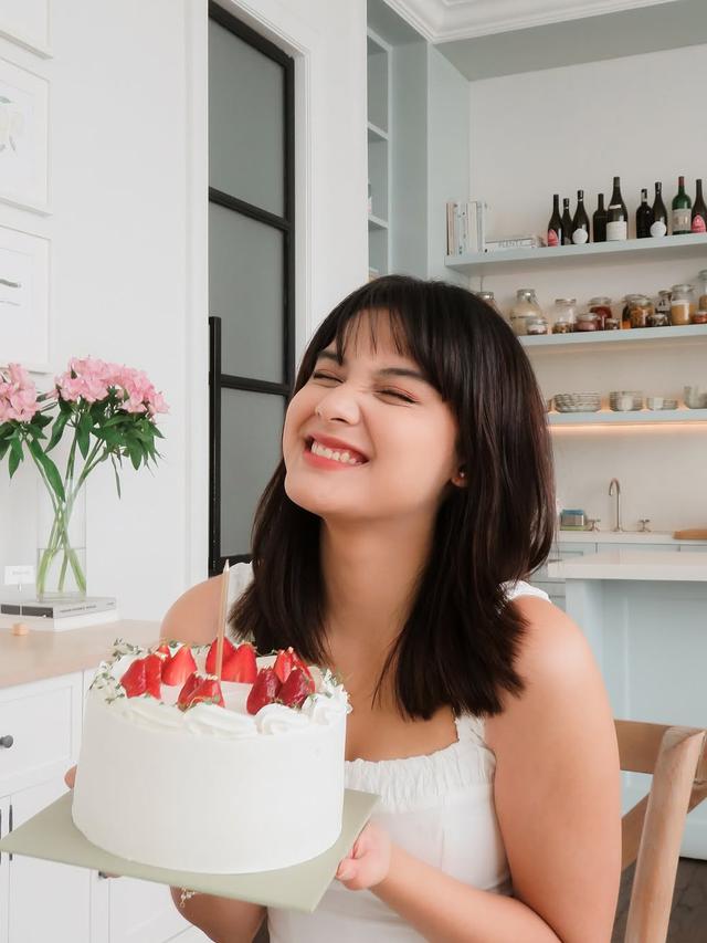 6 Potret Callista Arum Genap Berusia 21 Tahun, Memesona Pakai Dress Putih di Hari Ultah