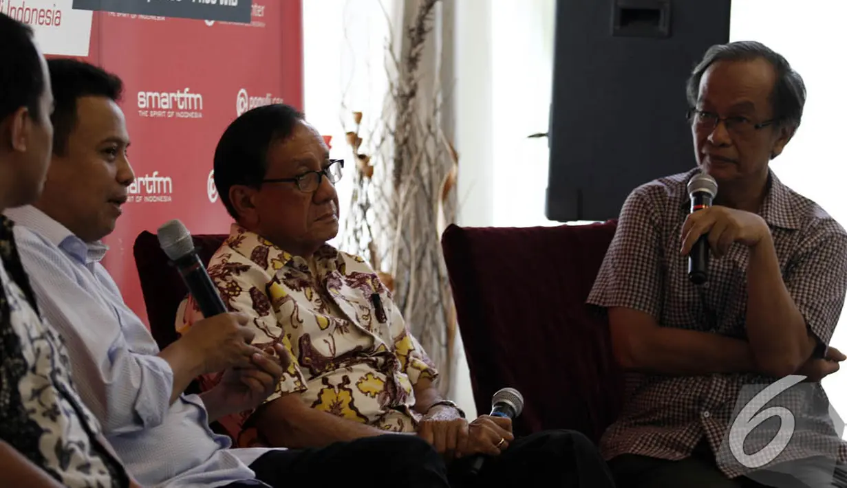 Mantan Sekjen Partai Golkar Sarwono Kusumaatmadja (kanan) dan Ketua Dewan Pertimbangan Partai Golkar Akbar Tandjung (kedua kanan) dalam diskusi bertajuk "Berebut Golkar" di Jakarta, Sabtu (15/11/2014). (Liputan6.com/Johan Tallo)‎
