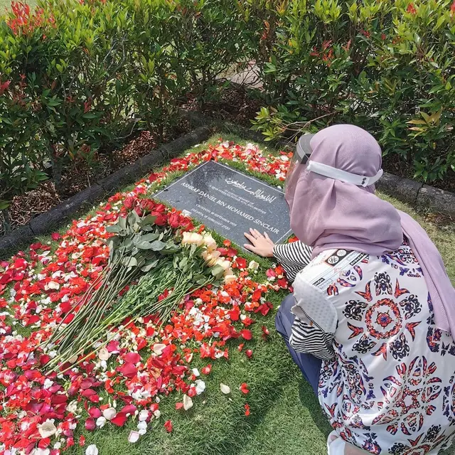 6 Momen BCL Ziarah ke Makam Ashraf Sinclair, Penampilan Hijabnya Curi Perhatian