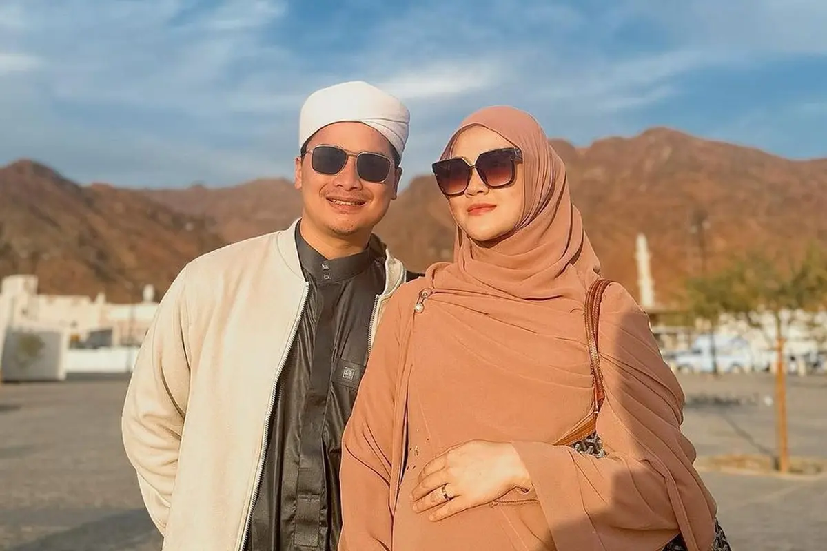 Alvin Faiz bersama Henny Rahman yang hamil tujuh bulan pergi ke Tanah Suci (foto: Instagram alvin_411)