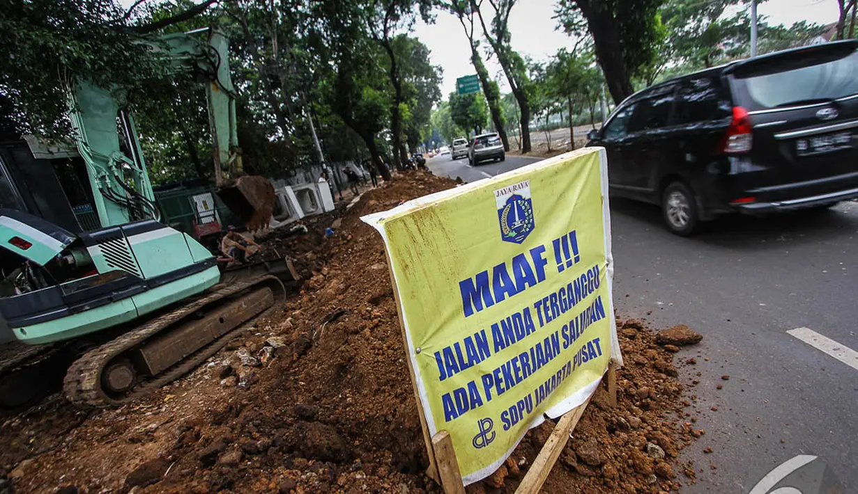 Spanduk pemberitahuan terpasang di dekat proyek saluran air kawasan Jalan Latuharhari, Jakarta, Jumat (14/11/2014). (Liputan6.com/Faizal Fanani)