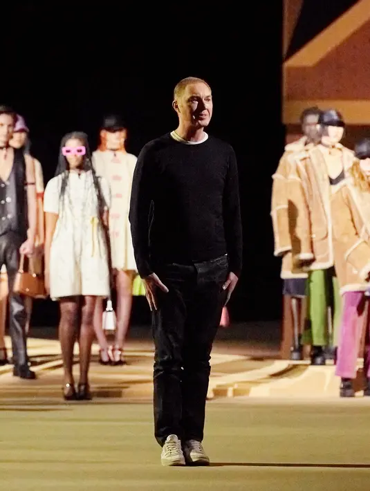 Dalam siaran pers yang diterima oleh tim Fimela.com, Stuart Vevers menjelaskan, koleksi ini mengeksplorasi antara romansa dan ketangguhan untuk menggambarkan warisan Coach. Ia menciptakan dunia nostalgia di Amerika yangdilihat melalui lensa layar lebar. / Foto: dok Coach.