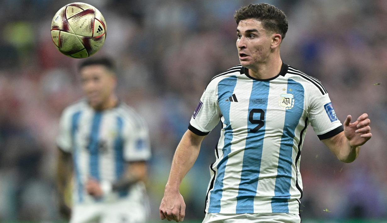 Piala Dunia 2022 yang telah usai dan diikuti oleh para pemain terbaik dari seluruh liga-liga di dunia telah mencatatkan beberapa rekor menarik untuk dicermati. Gelar top skor memang telah menjadi milik striker Prancis Kylian Mbappe yang berlaga di Liga Prancis bersama PSG. Sementara untuk perwakilan para pemain yang berlaga di Liga Inggris, tercatat ada beberapa pemain dengan jumlah gol terbanyak. Berikut daftar empat besarnya. (AFP/Juan Mabromata)