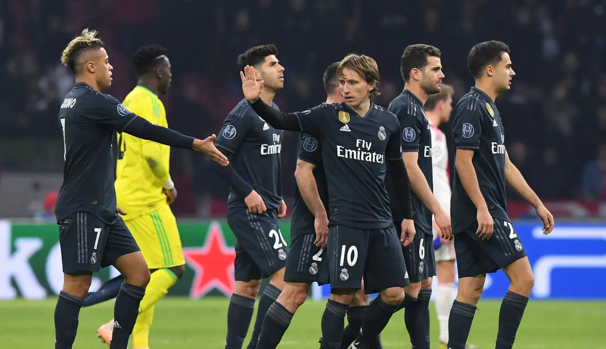 Perayaan gol kedua El Real dari Asensio lewat proses VAR pada leg 1, 16 besar Liga Champions yang berlangsung di stadion Amsterdam Arena, Amsterdam, Kamis (14/2). Real Madrid menang 2-1 atas Ajax. (AFP/Emmanuel Dunand)