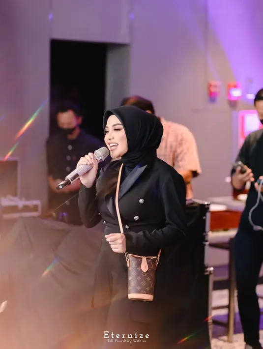 Hasilnya tak diragukan lagi, potret terbaru Aurell Hermansyah terlihat makin langsing. Ia tampil menawan di berbagai acara. Tak sedikit netizen yang penasaran dengan tips diet rahasia Aurel Hermansyah tersebut. (Liputan6.com/IG@aurelie.hermansyah).