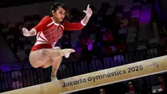 Pesenam putri Indonesia, Alarice Mallica Prakoso saat beraksi di sesi kualifikasi wanita pada Kejuaraan Dunia Senam Artistik FIG ke-53 di Jakarta pada 21 Oktober 2025. (BAY ISMOYO/AFP)