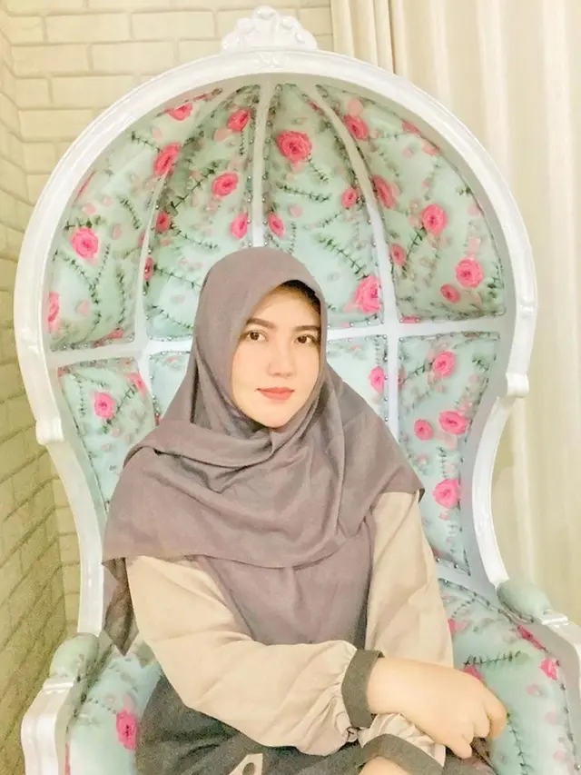 Ingin Berhijab dan Berhenti Jadi Penyanyi, Ini 7 Pesona Via Vallen saat Pakai Jilbab